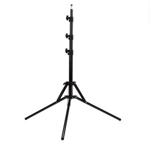 Viltrox Compact Light Stand on musta säädettävä jalusta, jossa on kolme ulosvedettyä jalkaa ja kiristysnupit, ihanteellinen valokuvaus- tai valaisulaitteille, kuvassa valkoista taustaa vasten.