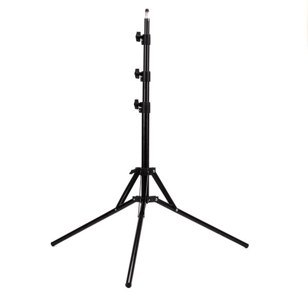 Viltrox Compact Light Stand on musta säädettävä jalusta, jossa on kolme ulosvedettyä jalkaa ja kiristysnupit, ihanteellinen valokuvaus- tai valaisulaitteille, kuvassa valkoista taustaa vasten.