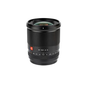 Viltrox AF 13mm f/1.4 -objektiivi Sony E:lle on kuvattu pystyasennossa valkoisella taustalla, ja siinä on harjattu tarkennusrengas ja näkyvä aukkoasteikko lähellä objektiivin jalustaa.