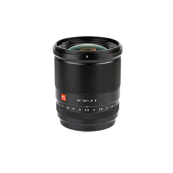 Viltrox AF 13mm f/1.4 -objektiivi Sony E:lle on kuvattu pystyasennossa valkoisella taustalla, ja siinä on harjattu tarkennusrengas ja näkyvä aukkoasteikko lähellä objektiivin jalustaa.