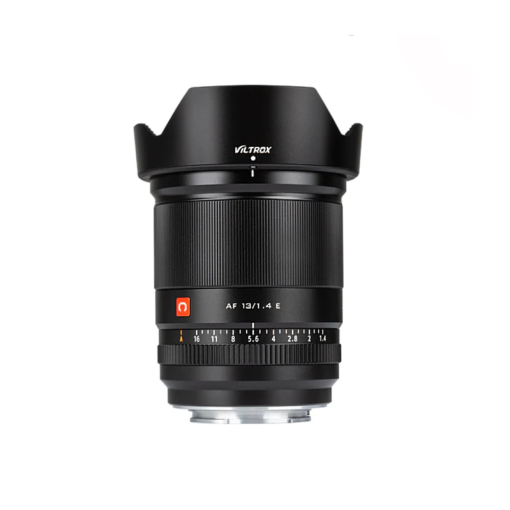 Viltrox AF 13mm f/1.4 -objektiivi Sony E:lle, joka on kuvattu pystyasennossa valkoisella pohjalla, on mustalla muotoilulla, jossa on huppu, tarkennus- ja aukkorenkaat sekä valkoiset ja oranssit tarrat.