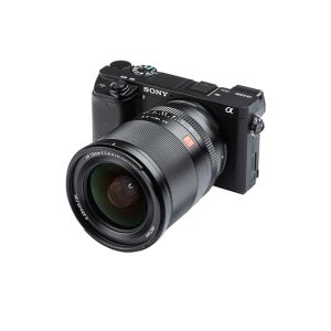 Viltrox AF 13mm f/1.4 -objektiivi kiinnitettynä mustaan Sony Alpha -peilittömään digitaalikameraan, valkoisella taustalla.