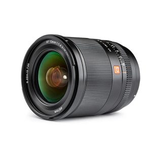 Sony E:lle tarkoitetun Viltrox AF 13mm f/1.4 -objektiivin lähikuvassa näkyy musta objektiivi, jossa on kuvioidut tarkennus- ja zoomausrenkaat, vihreät heijastukset lasissa ja valkoiset merkinnät 13 mm:n polttoväli- ja f/1.4-16-aukkoasetuksille.