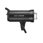 Mustan Godox SK400II-V -studiostroboskooppivalaisimen sivukuva, jossa näkyy sen kahva, etusalamaputki ja runkoon painettu tuotenimi.