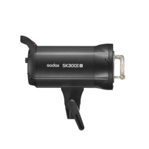 Godox SK300II-V -studiostroboskooppivalaisimen sivuprofiili näkyy valkoista taustaa vasten, ja siinä korostuvat sen kiinnitysteline ja kirkas etusalamaputki.