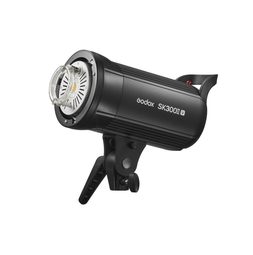 Godox SK300II-V -studiostroboskooppivalaisin mustana, jossa on kiinnitysteline. Valkoisella pohjalla esitetyssä sylinterimäisessä rungossa näkyy polttimo ja jäähdytysaukot edessä.
