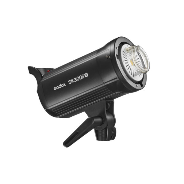 Godox SK300II-V -studiostroboskooppivalaisin, jossa on musta lieriömäinen runko, kiinnitysteline ja edessä näkyvä salamaputki, näkyy valkoista taustaa vasten.