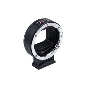 Viltrox EF - L Auto Focus Lens Mount Adapter -objektiivisovittimessa on musta runko, jossa on hopeinen rengas ja elektroniset koskettimet valkoista taustaa vasten.