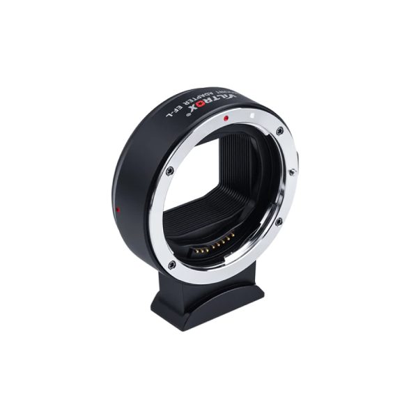 Viltrox EF - L Auto Focus Lens Mount Adapter -objektiivisovittimessa on musta runko, jossa on hopeinen rengas ja elektroniset koskettimet valkoista taustaa vasten.