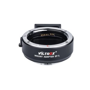 Viltrox EF-L Auto Focus Lens Mount Adapter -objektiivin sovitin näkyy edestä valkoisella pohjalla. Sovittimessa on musta runko, jossa on metalliset reunat ja näkyvät elektroniset koskettimet renkaan sisällä.