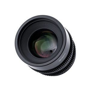 1661260680_572 Lähikuva Viltrox MF 23mm T1.5 Cine Lens -objektiivi, MFT, jossa näkyy musta kotelo, näkyvät lasielementit ja aukkoterät valkoista taustaa vasten.