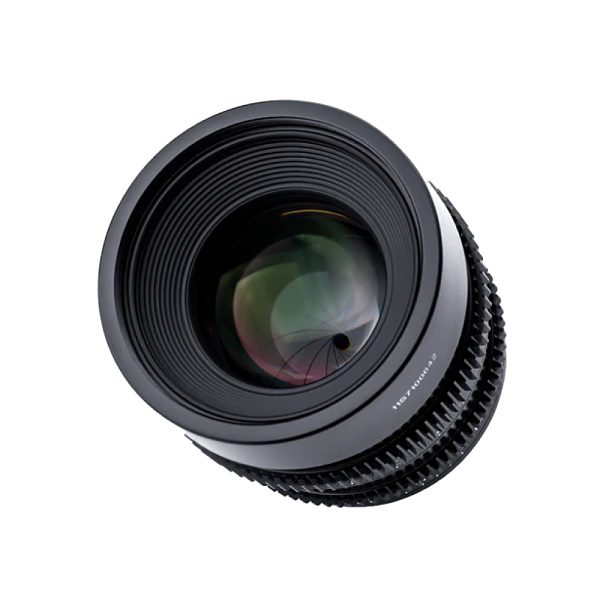 1661260680_572 Lähikuva Viltrox MF 23mm T1.5 Cine Lens -objektiivi, MFT, jossa näkyy musta kotelo, näkyvät lasielementit ja aukkoterät valkoista taustaa vasten.