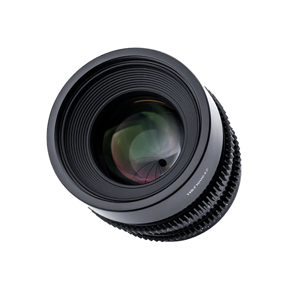 Lähikuva Viltrox MF 33mm T1.5 Cine Lens -objektiivi, MFT, jossa näkyy sen musta runko, näkyvät lasielementit ja tarkennusrenkaat valkoista taustaa vasten.