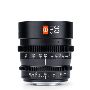 1661260860_816 Viltrox MF 33mm T1.5 Cine Lens -objektiivi, MFT on musta objektiivi, jossa on valkoiset mittausmerkinnät, punainen S-logo ja "33 T1.5" -merkintä tynnyrissä valkoista taustaa vasten.