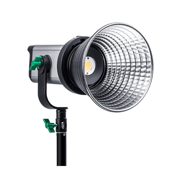 Viltrox Ninja10B COB Bi LED-valaisimessa -LED-valo on suuri hopeinen heijastin, joka on asennettu mustaan säädettävään jalustaan, jossa on vihreät kiristysnupit ja joka on eristetty valkoiselle taustalle.
