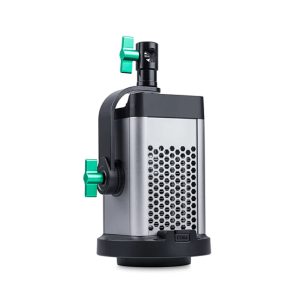 Viltrox Ninja10B COB Bi LED-valaisin on suorakulmainen, metallinen LED-valaisin, jossa on rei'itetty etupaneeli, musta ylä- ja alaosa, kaksi vihreää säätönuppia ja joka seisoo pystyssä valkoista taustaa vasten.