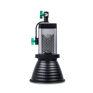 Viltrox Ninja10B COB Bi LED-valaisin on musta ja hopeinen lieriömäinen LED-valaisin, jossa on tuuletettu keskiosa, uurrettu kartiomainen pohja ja kaksi vihreää säätönuppia lähellä yläosaa.