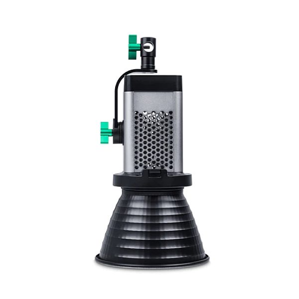 Viltrox Ninja10B COB Bi LED-valaisin on musta ja hopeinen lieriömäinen LED-valaisin, jossa on tuuletettu keskiosa, uurrettu kartiomainen pohja ja kaksi vihreää säätönuppia lähellä yläosaa.