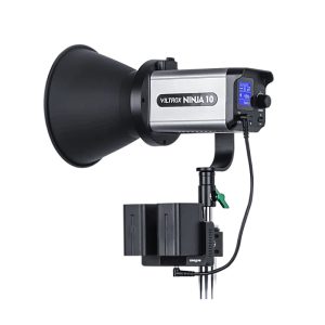 Viltrox Ninja10 COB LED-valaisin -LED-valo, jossa on suuri heijastin, näkyvät ohjauspaneelin asetukset ja sen alle asennettu akku.