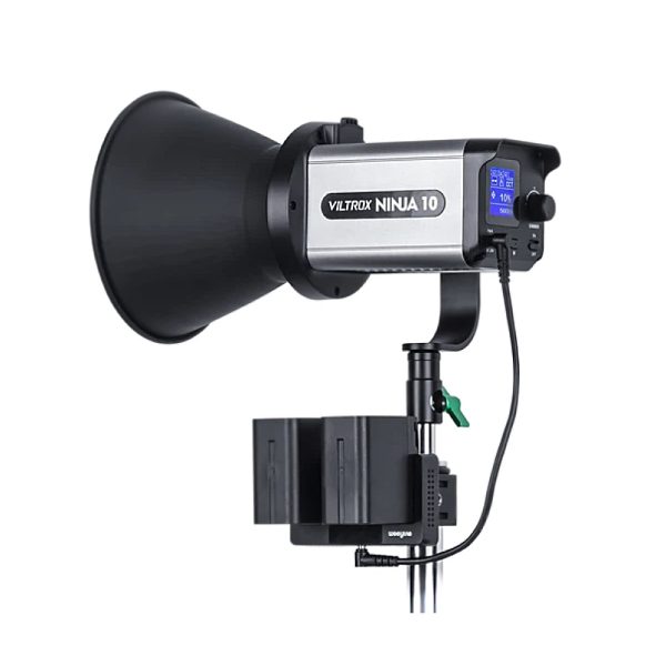 Viltrox Ninja10 COB LED-valaisin -LED-valo, jossa on suuri heijastin, näkyvät ohjauspaneelin asetukset ja sen alle asennettu akku.