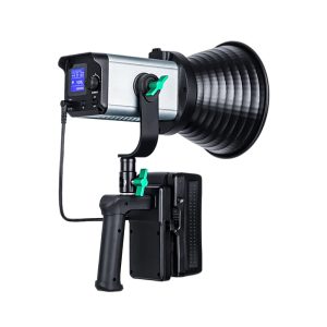 Viltrox Ninja10 COB LED -valaisimessa on suuri heijastin, musta käsikahva, jossa on ohjauspainikkeet, digitaalinen näyttö ja liitetty akkupaketti, kaikki eristettynä valkoisella taustalla.