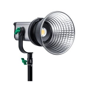 Viltrox Ninja10 COB LED-valaisimessa -LED-valo on hopeinen heijastin, se on asennettu mustaan jalustaan, jossa on vihreät säätönupit, ja se on eristetty valkoiselle taustalle.