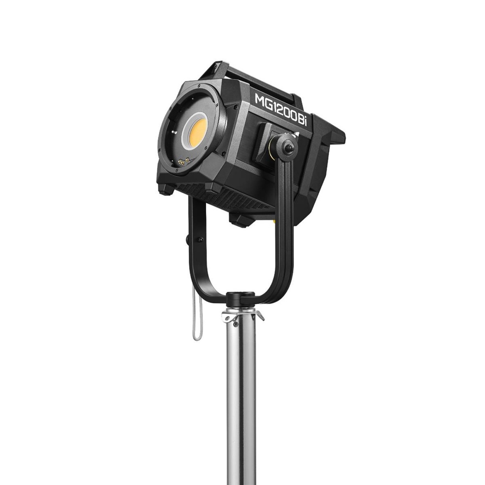 Godox KNOWLED MG1200Bi Bi-color LED-valo on asennettu hopeiseen jalustaan ja näytetään valkoista taustaa vasten.