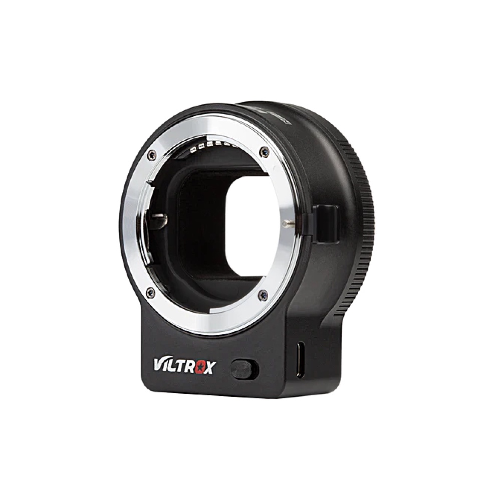 Viltrox Nikon F - Z Auto Focus Mount Adapter, jossa on musta muotoilu, metallinen rengas, sähköiset koskettimet ja Viltroxin logo etupuolella, näkyy eristettynä valkoisella pohjalla.