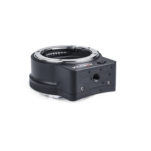 Viltrox Nikon F - Z Auto Focus Mount Adapter on musta sovitin, jossa on metallinen rengas ja elektroniset koskettimet, suorakulmainen uritettu pohja ja ruuvikiinnitys Nikon F -objektiivien kiinnittämiseen Z-mount-kamerarunkoihin.
