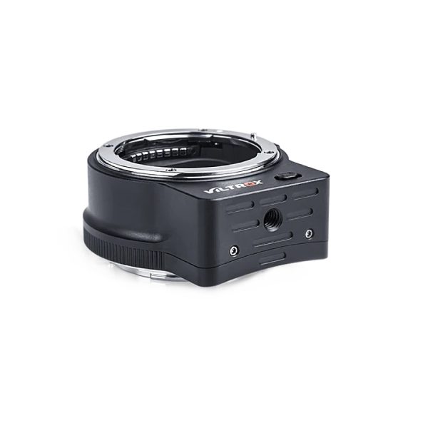 Viltrox Nikon F - Z Auto Focus Mount Adapter on musta sovitin, jossa on metallinen rengas ja elektroniset koskettimet, suorakulmainen uritettu pohja ja ruuvikiinnitys Nikon F -objektiivien kiinnittämiseen Z-mount-kamerarunkoihin.