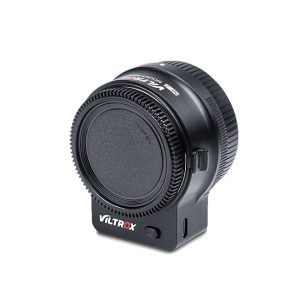 Viltrox Nikon F - Z Auto Focus Mount Adapter, musta, objektiivin suojus kiinnitettynä, pystysuorassa valkoisella pohjalla.