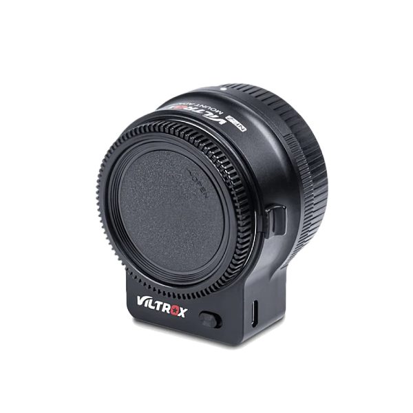 Viltrox Nikon F - Z Auto Focus Mount Adapter, musta, objektiivin suojus kiinnitettynä, pystysuorassa valkoisella pohjalla.