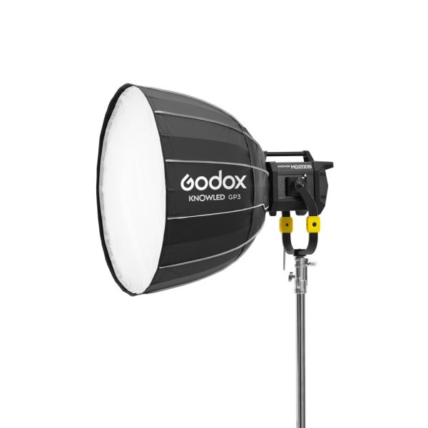 Godox GP3 Parabolic Softbox 90cm KNOWLED MG1200Bi -studiovalaisimelle on asennettu metallijalustalle valkoista taustaa vasten.