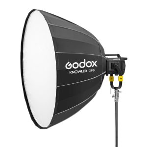Suuri musta Godox GP5 Parabolic Softbox 150cm KNOWLED MG1200Bi -valaisimelle on asennettu hopeiseen jalustaan, jossa on valkoinen diffuusio etupuolella ja Godoxin logo näkyy sivulla.