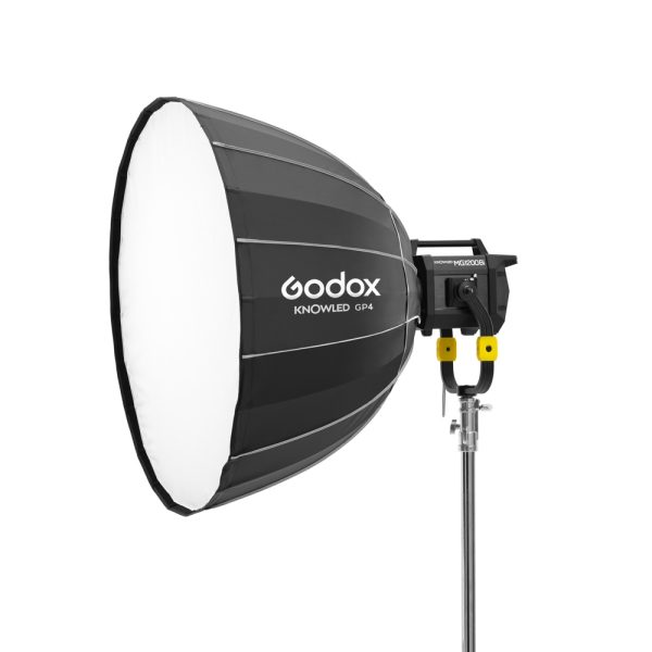 Godox GP4 Parabolic Softbox 120cm KNOWLED MG1200Bi -valaisimelle on asennettu metallijalustalle ja sitä käytetään ammattimaiseen valokuvaukseen ja videovalaistukseen.