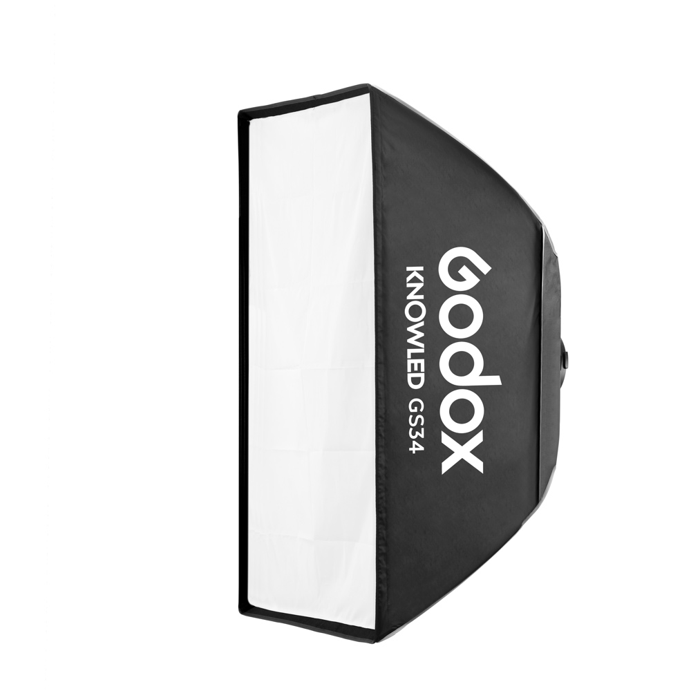 Godox GS34 Softbox 90x120 KNOWLED MG1200Bi -valaisimelle on kuvattu sivulta mustana, valkoisella diffuusiokankaalla ja Godoxin logolla, joka on painettu suurilla valkoisilla kirjaimilla sivupaneeliin.
