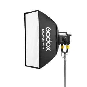 1678972818_279 Godox GS34 Softbox 90x120 KNOWLED MG1200Bi:lle on asennettu studiovalaisimeen, joka on kiinnitetty valotelineeseen valkoista taustaa vasten.