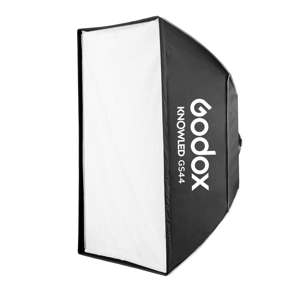 Godox GS44 Softbox 120x120 KNOWLED MG1200Bi -valaisimelle on kuvattu kulmikkaasti, ja siinä on mustavalkoinen muotoilu, valkoinen diffuusoripaneeli edessä ja merkkiteksti sivulla.