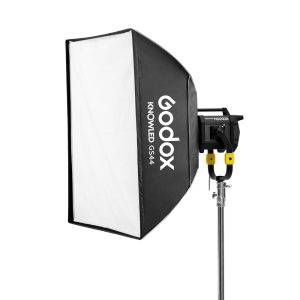 Mustavalkoinen Godox GS44 Softbox 120x120 KNOWLED MG1200Bi -valaisimelle on asennettu metallijalustalle valkoista taustaa vasten.