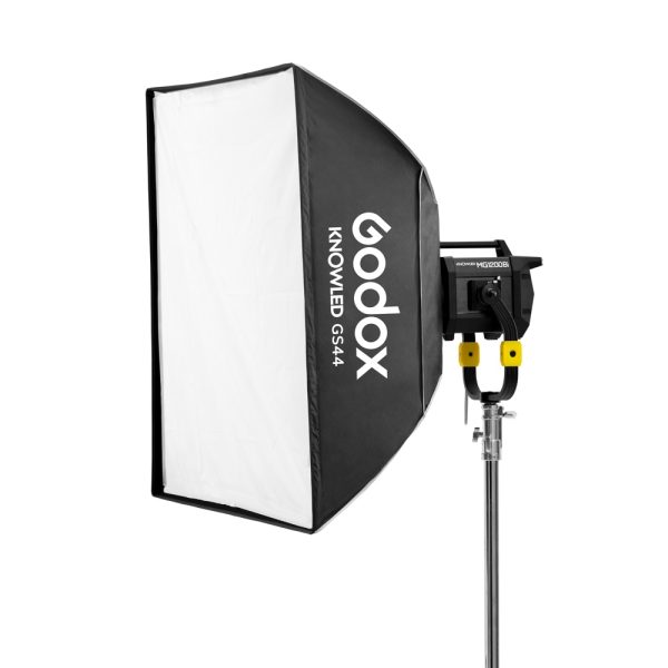 Mustavalkoinen Godox GS44 Softbox 120x120 KNOWLED MG1200Bi -valaisimelle on asennettu metallijalustalle valkoista taustaa vasten.