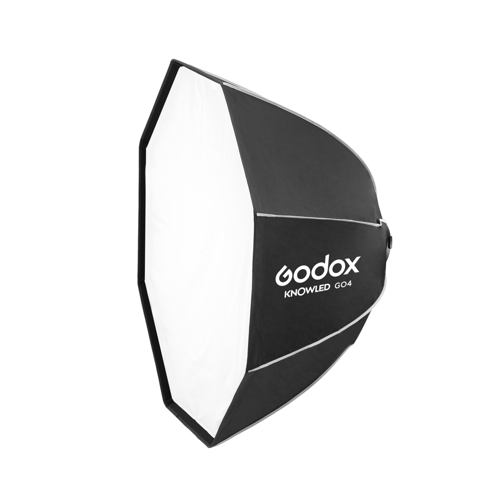 Suuri, musta, kahdeksankulmainen softbox, jossa on valkoinen diffuusoripinta ja "Godox GO4 Octa Softbox 120cm for KNOWLED MG1200Bi" painettu kylkeen, käytetään valokuvauksessa tasaiseen valaistukseen.