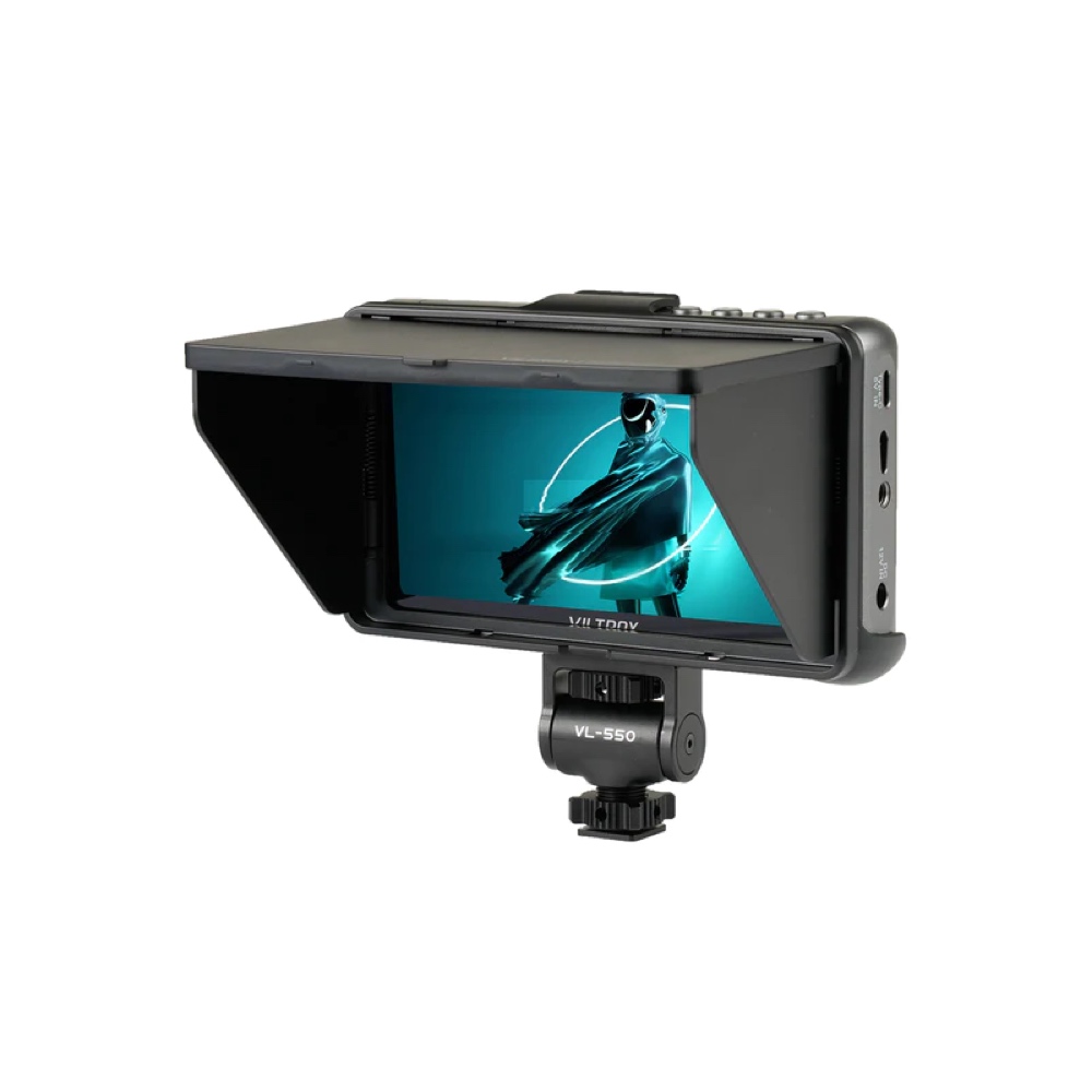 Viltrox DC 550 Pro 5,25" 4K HDMI -kosketusnäyttö, jossa on aurinkohuppu, näyttää tummassa takissa olevan henkilön sinisen pyöreän taustan edessä, ja se on asennettu kääntyvälle jalustalle, jossa on sivusäätöpainikkeet.
