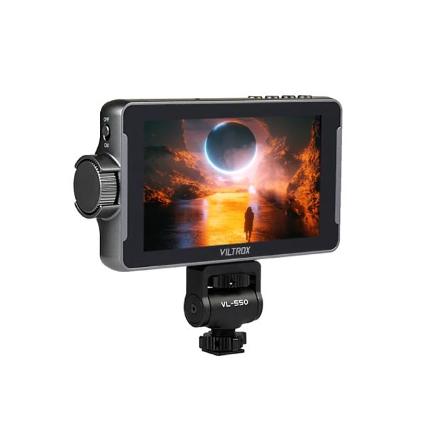 Viltrox DC 550 Pro 5,25" 4K HDMI -kosketusnäytön 5,25-tuumainen monitori näyttää scifi-elokuvan, jossa henkilö on hehkuvan portaalin ja planeettojen edessä, ja se on asennettu kääntyvään kiinnikkeeseen.