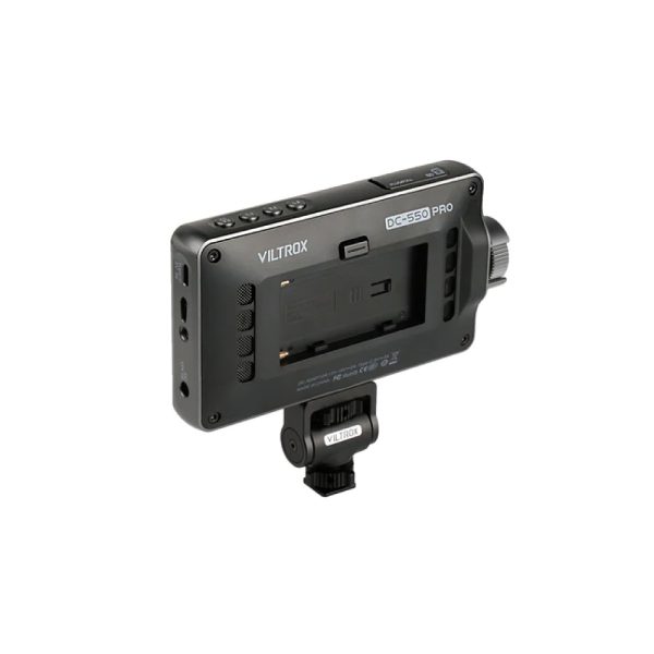 Musta Viltrox DC 550 Pro 5,25" 4K HDMI -kosketusnäytön 5,25-tuumainen monitori näytetään takaa, jolloin sen ohjauspainikkeet, akkupaikka ja kiinnike korostuvat valkoisella taustalla.