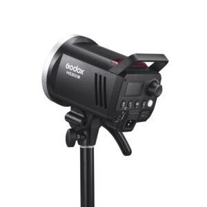 1682431400_697 Musta Godox MS300V -studiostroboskooppivalaisin on asennettu jalustalle, ja sen takaosan ohjauspaneelissa on valintakiekkoja, painikkeita ja portteja.