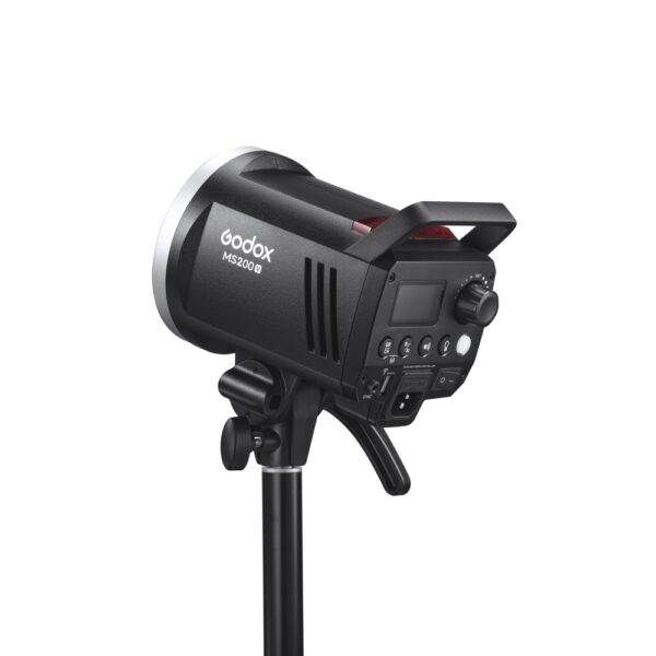 1682497680_009 Musta Godox MS200V -studiostroboskooppivalaisin on asennettu jalustalle, ja sen takaohjauspaneeli, säätönupit, tuuletusaukot ja kahva näkyvät valkoista taustaa vasten.