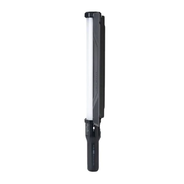 Viltrox H18 Bi LED RGB Light Stick on käsikäyttöinen valosauva, jossa on pitkä, kapea valkoinen paneeli ja musta kahva, ihanteellinen kannettavaan valaistukseen tai valokuvaukseen.