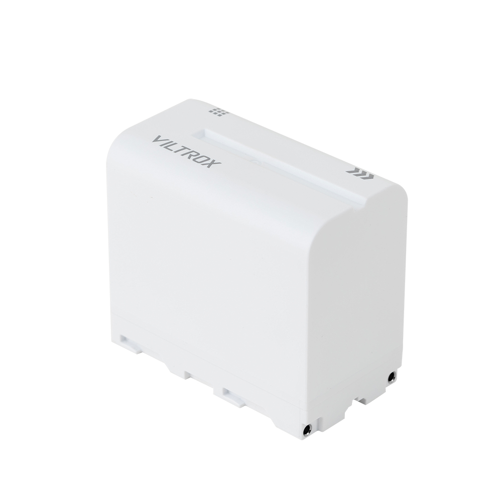 Valkoinen Viltrox NP-F970 -akku, jossa on USB-C, näkyy vinossa valkoisella taustalla. Suorakulmaisessa akussa on hieman pyöristetyt reunat, ja sen sivussa on Viltroxin logo.