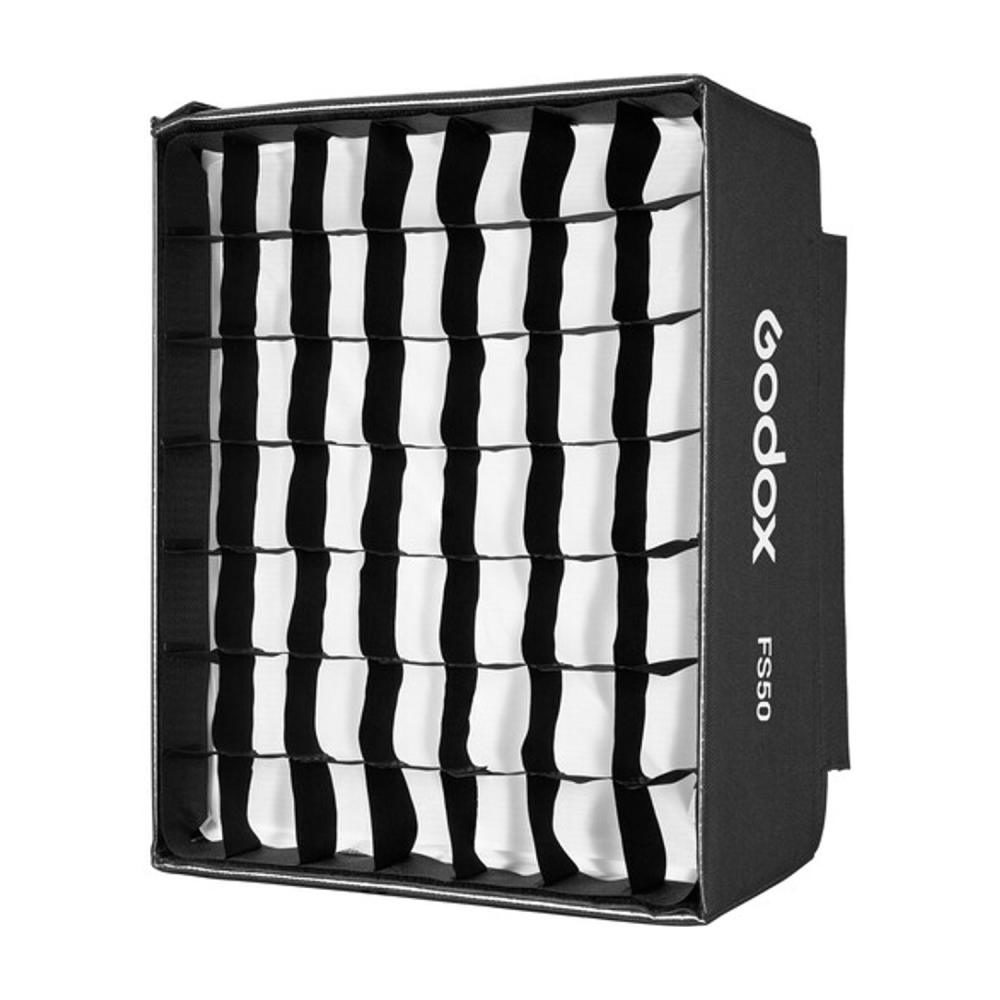 Musta, neliönmuotoinen Godox Grid Softbox FH50:lle, jossa on studiovalaistukseen suunniteltu rasterikuvio, näkyy kuvakulmasta. Godoxin logo ja tuotenimi näkyvät sivulla.