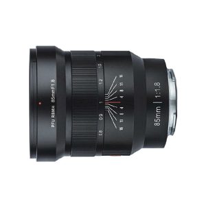 Viltrox MF 85mm f/1.8 PFU RBMH - Sony + URTH KIT (UV Plus+) -objektiivi on esillä kyljellään, ja siinä korostuvat tarkennus- ja aukkomerkinnät, kuvioitu tarkennusrengas ja hopeinen objektiivikiinnike.